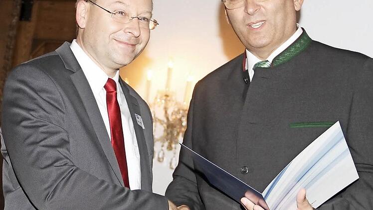 IHK-Präsident Heribert Trunk (rechts) dankte Torsten Löffler, der seit 20 Jahren als ehrenamtlicher Prüfer tätig ist. Foto: Gerda Völk