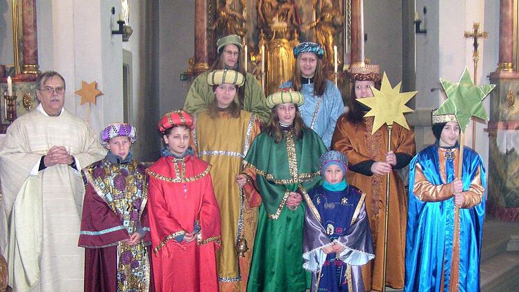 In Krum wurden diese Kinder als Sternsinger ausgesandt durch Pfarrer Reiner Fries. Foto: Wolfgang Ortloff