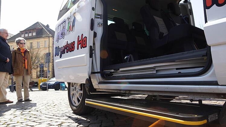 Der neue Wagen hat eine automatisch ausklappende Trittstufe als Einstiegshilfe.Foto: Arkadius Guzy