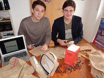 Dominic Septar und Josua Lehr (von links) arbeiten gemeinsam mit ihrem Startup-Team an stilvollen und nachhaltigen Schönfelder-Taschen aus alten Kaffeesäcken und Biobaumwolle.  Foto: Mona Lisa Eigenfeld