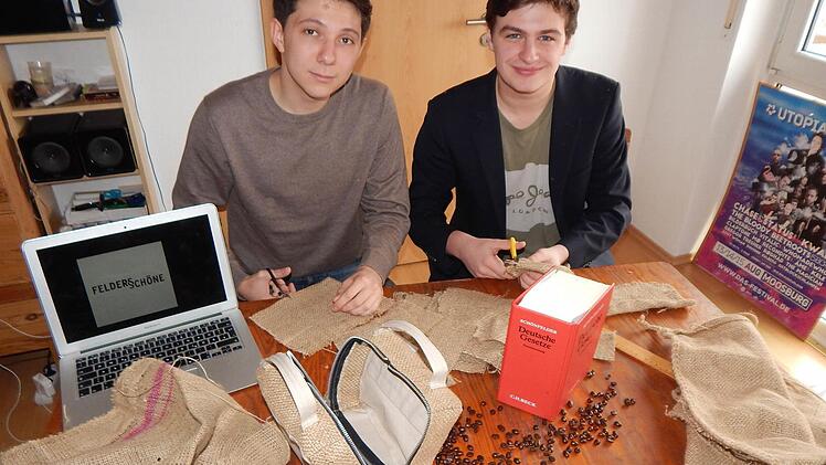Dominic Septar und Josua Lehr (von links) arbeiten gemeinsam mit ihrem Startup-Team an stilvollen und nachhaltigen Schönfelder-Taschen aus alten Kaffeesäcken und Biobaumwolle.  Foto: Mona Lisa Eigenfeld