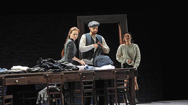 Szene aus "Riders to the Sea" am Landestheater CoburgFoto: Andrea Kremper