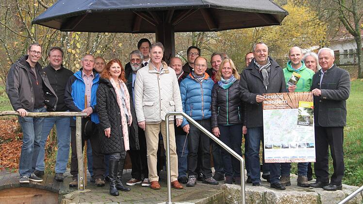 Der stellvertretende Landrat Helmut Fischer (rechts), der Chefarzt an der Rehabilitationsklinik Lautergrund Dieter Deuerling und Bürgermeister Jürgen Kohmann (Dritter und Vierter von rechts) eröffneten offiziell die neuen Terrainwanderwege.