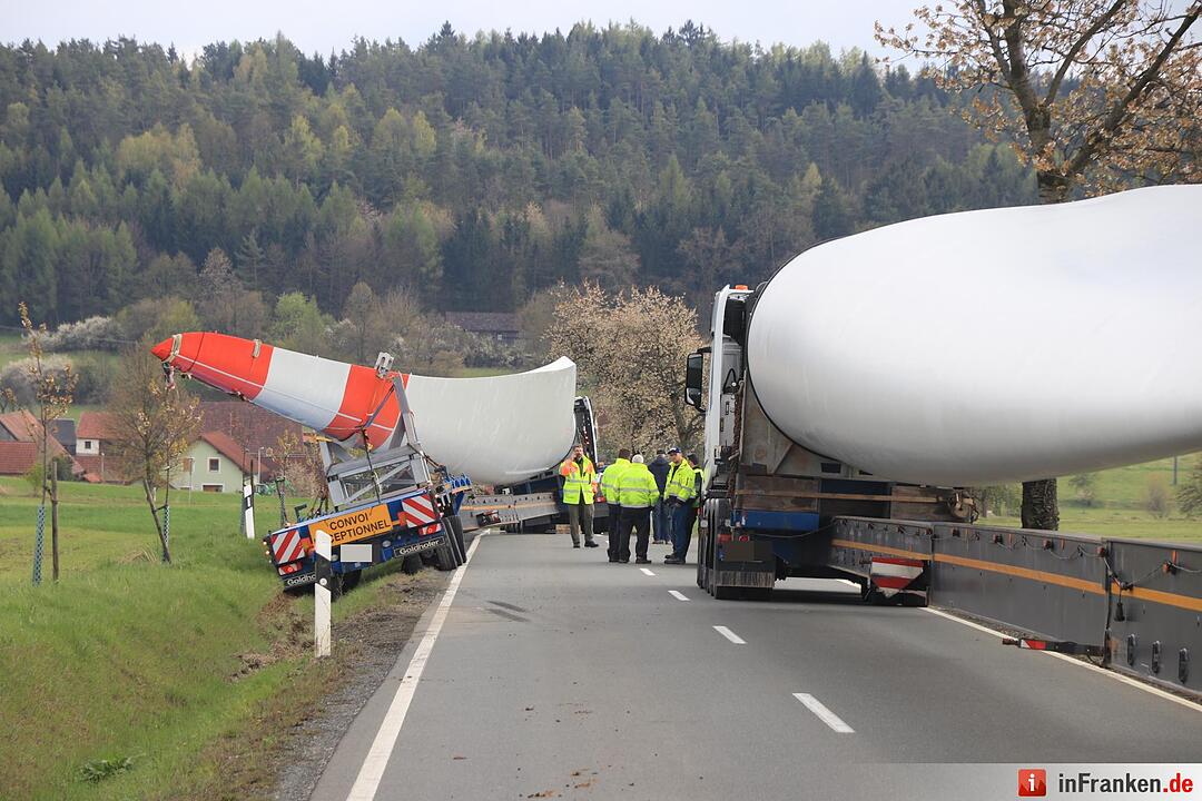 Schwertransport mit Windradflügel landet bei Thurnau im Graben