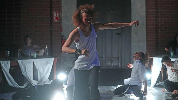 Das "Projekt Parzival" nach einem Text von Tankred Dorst feierte Premiere im Coburger Theater in der Reithalle.Foto: Henning Rosenbusch