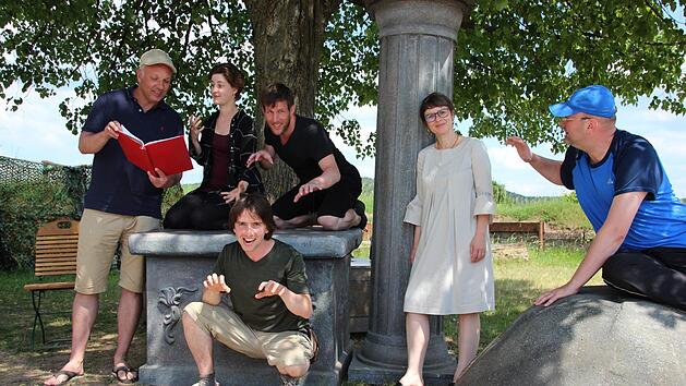 Regisseur Axel Weidemann mit den Schauspielern Laura Sophie Helbig, Andreas Gr&auml;be, Tom Ohnerast (vorne) und Klaus Meile (von links). Kerstin L&ouml;w (2. v.r.), Betriebsleiterin des Tourismus- und Veranstaltungsbetriebs Kronach freut sich auf das St&uuml;ck. Foto: Franziska Rieger