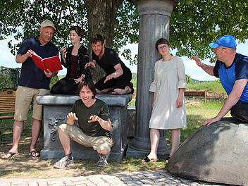 Regisseur Axel Weidemann mit den Schauspielern Laura Sophie Helbig, Andreas Gr&auml;be, Tom Ohnerast (vorne) und Klaus Meile (von links). Kerstin L&ouml;w (2. v.r.), Betriebsleiterin des Tourismus- und Veranstaltungsbetriebs Kronach freut sich auf das St&uuml;ck. Foto: Franziska Rieger