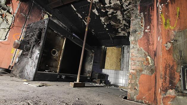 Die Feuerwehr geht davon aus, dass ein technischer Defekt an diesem Koch- und Rauchschrank die Ursache für den Brand war, der das historische Haus in der Kronacher Johann-Nikolaus-Zitter-Straße  unbewohnbar machte. Foto: Marian Hamacher