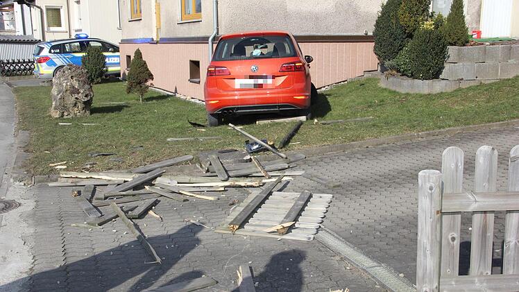 Der Zaun eines Anwesens wurde durchbrochen. Foto: Andreas Schmitt