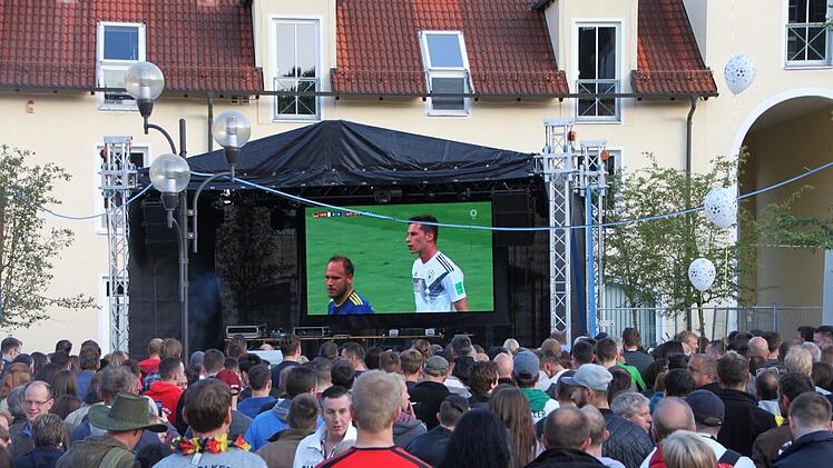Spannung pur beim Public Viewing auf dem Sinnauplatz Foto: Ulrike Müller