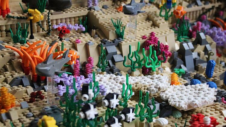 Detail des Lego-Korallenriffs. Die orangen Stäbe waren von Lego mal als Drachenschwanz gedacht. Foto: Simone Bastian