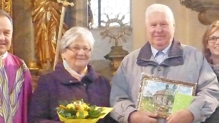 Pfarrer Mathias Rusin und Silvia Amend (rechts) dankten Gertrud und Otto Fößel für ihr langjähriges Engagement.  Fotos: Maria Egglseder