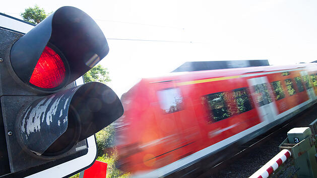 Buttenheim: Unbekannte stehlen Bahnübergang - 170.000 Euro Schaden