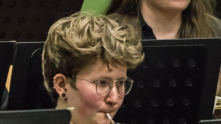 Impressionen vom Sinfoniekonzert mit dem Orchester der Gesellschaft der Musikfreunde Neustadt in der Mehrzweckhalle Heubischer Straße. Erstmals mit dabei: die Oboistin Yvette Wirsing.Foto: Jochen Berger