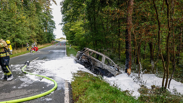 Fahrer kracht gegen Baum: Auto geht in Flammen auf