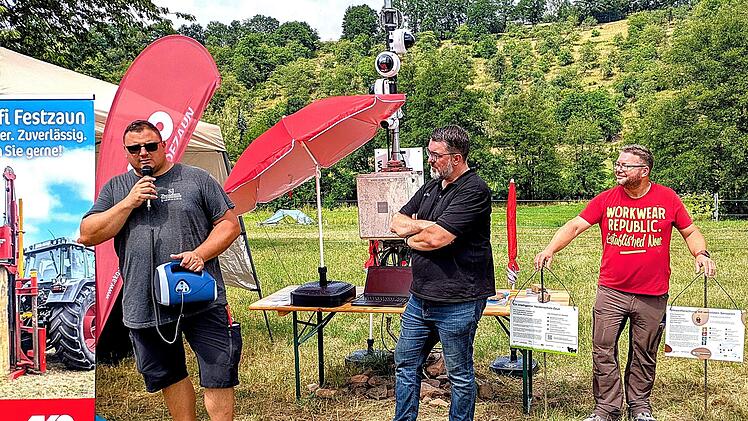 Zukunftslabor-Projektleiter Hartmut Vierle (von rechts), Leiter der Landkreis-Kompetenzstelle Digitalisierung, mit Sven Zwirner (Ako-Agrartechnik) und Vize-Zaunbauweltmeister Sven Jakob (SJ Zaunsysteme) beim Start des Herdenschutzzaun-ProjektsSigi...