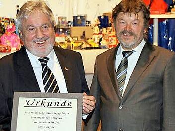 Als Dank für seine langjährige Vereinsarbeit, davon 22 Jahre als 1. Vorsitzender, wurde Hannes Müller (links) von seinem Nachfolger Hartwig Zobel zum Ehrenvorstand des TSV Sulzfeld ernannt. 