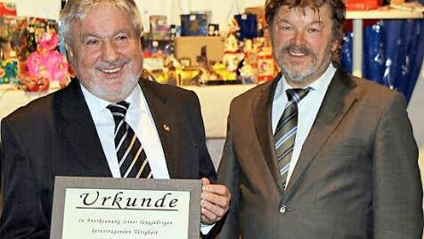 Als Dank für seine langjährige Vereinsarbeit, davon 22 Jahre als 1. Vorsitzender, wurde Hannes Müller (links) von seinem Nachfolger Hartwig Zobel zum Ehrenvorstand des TSV Sulzfeld ernannt. 