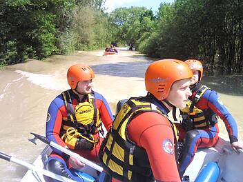 Klaus Friedrich (Wasserwacht Volkach) mit zwei Kameraden der Wasserwacht Hammelburg auf der Einsatzfahrt.