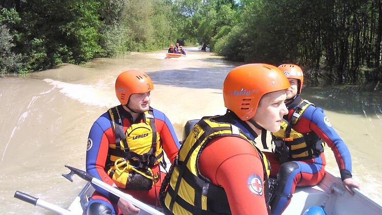 Klaus Friedrich (Wasserwacht Volkach) mit zwei Kameraden der Wasserwacht Hammelburg auf der Einsatzfahrt.