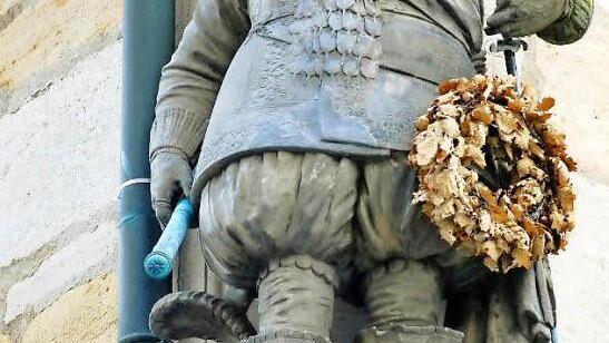 Schaut düster: Herzog Johann Casimir am Casimirianum.