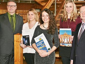 Oberstudiendirektor Rudolf Hoffmann und Landrat Thomas Bold mit den Besten des Jahrgangs: (von links) Teresa Weiler, Rosali Sell und Julia Weber. Foto: Werner Vogel