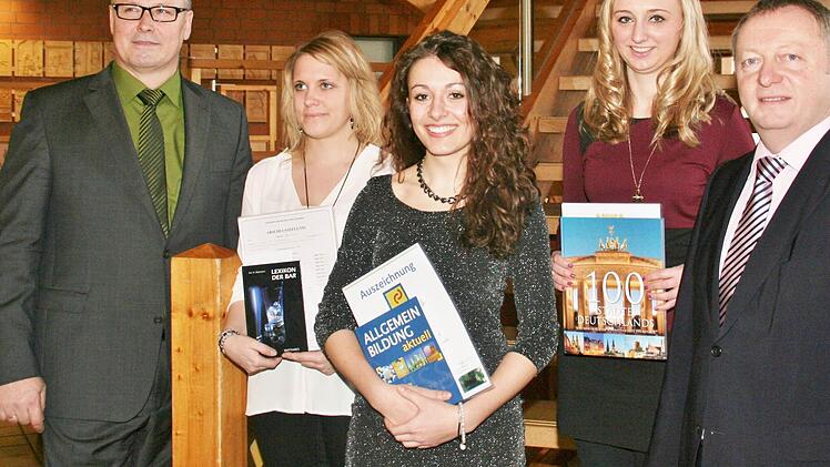 Oberstudiendirektor Rudolf Hoffmann und Landrat Thomas Bold mit den Besten des Jahrgangs: (von links) Teresa Weiler, Rosali Sell und Julia Weber. Foto: Werner Vogel