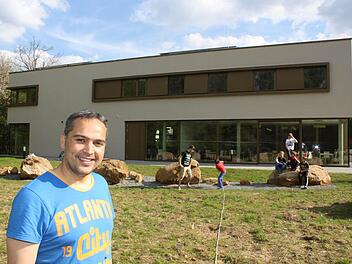 Diakon Christian Hanf ist Geschäftsführer des evangelischen Jugendhauses Weihermühle. Im Hintergrund der Neubau, der am Mittwoch, 30. April, offiziell eingeweiht wird. Fotos: Jürgen Gärtner