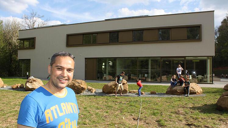 Diakon Christian Hanf ist Geschäftsführer des evangelischen Jugendhauses Weihermühle. Im Hintergrund der Neubau, der am Mittwoch, 30. April, offiziell eingeweiht wird. Fotos: Jürgen Gärtner