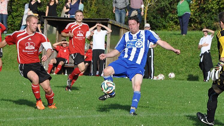 SV-Torjäger Benni Meixner (blau) fand beobachtet von Florian Aign (li.) in SpVgg-Keeper Holger Schmidt seinen Meister. Fotos: Fränkischer Tag