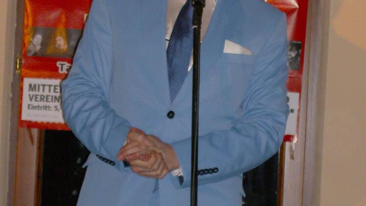 Mit Hut und im himmelblauen Anzug führte Michael Jakob durch den Abend.