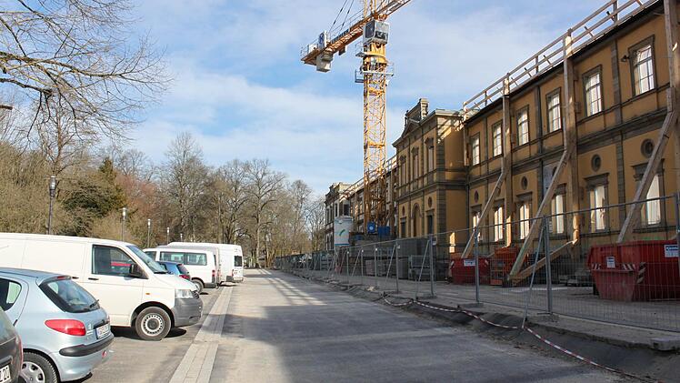 Entlang des Luitpoldbades steht derzeit nur eine Parkplatzreihe zur Verfügung. Foto: Mäuser