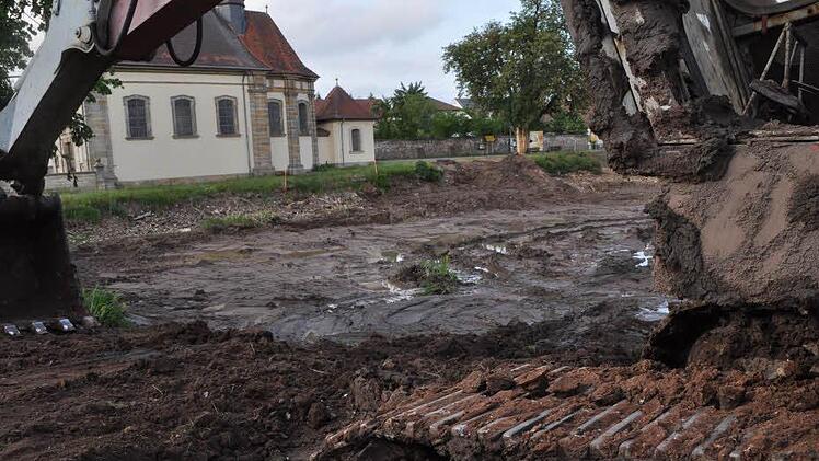 So schlammig hat es mal ausgesehen während der Bauarbeiten am Leuzendorfer See, im Hintergrund die Kirche St. Michael, in der am Sonntag der Kirchweihgottesdienst gefeiert wird. Foto: Simon Albrecht