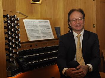 Burkhard Ascherl ist ein Meister auf der Orgel, der es versteht, mit brillanten Interpretierungen sein Publikum immer wieder in seinen Bann zu ziehen. Foto: Peter Klopf
