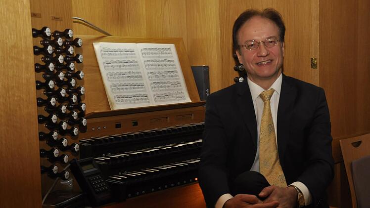 Burkhard Ascherl ist ein Meister auf der Orgel, der es versteht, mit brillanten Interpretierungen sein Publikum immer wieder in seinen Bann zu ziehen. Foto: Peter Klopf