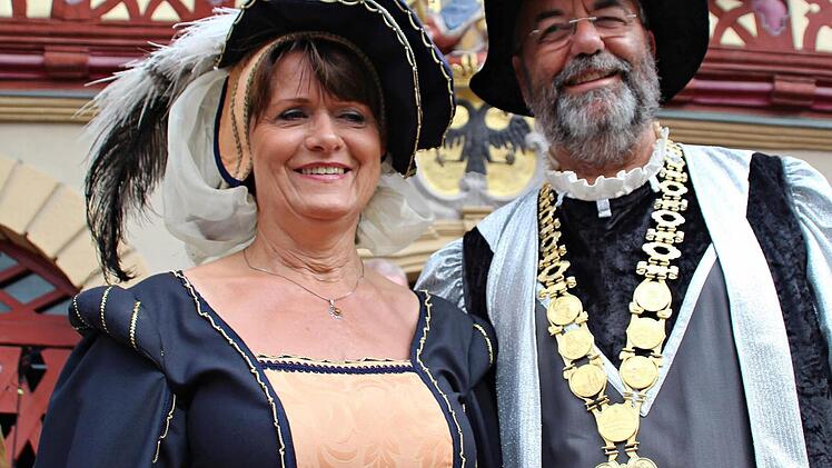 Der B&uuml;rgermeister tr&auml;gt Bart - extra zum Altstadtfest  Foto: Sophie R&ouml;der