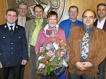 Unser Bild zeigt (von links) Kommandant Manuel Steinl, Zweiten Bürgermeister Franz Schrepfer, Ersten Bürgermeister Roland Wolfrum, Rosi Bauerschmidt, Matthias Witzgall, Edwin Lindner und Geschäftsstellenleiter Florian Puff.  Foto: Klaus-Peter Wulf