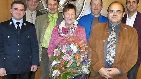 Unser Bild zeigt (von links) Kommandant Manuel Steinl, Zweiten Bürgermeister Franz Schrepfer, Ersten Bürgermeister Roland Wolfrum, Rosi Bauerschmidt, Matthias Witzgall, Edwin Lindner und Geschäftsstellenleiter Florian Puff.  Foto: Klaus-Peter Wulf
