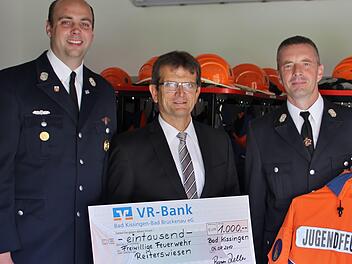 Freuen sich über den Spendenscheck der VR Bank: (von links). 2. Kommandant Tobias Dittrich, Reiner Zeller (VR Bank) und Kommandant Bernd Ort.  Foto: Werner Vogel
