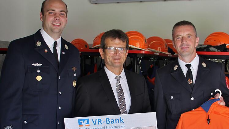 Freuen sich über den Spendenscheck der VR Bank: (von links). 2. Kommandant Tobias Dittrich, Reiner Zeller (VR Bank) und Kommandant Bernd Ort.  Foto: Werner Vogel