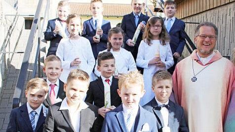 Die Marktgraitzer Kommunionkinder mit Pfarrer Lars Rebhan Foto: R. Dietz