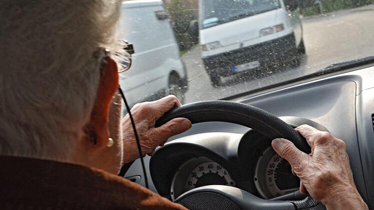 40 Kilometer ging alles gut - dann kam es auf der A9 zu einem Unfall: Ein Geisterfahrer hat am Sonntag einen tödlichen Unfall verursacht. Symbolbild: Felix Kästle/dpa