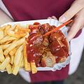 Kommt zwar aus der Hauptstadt, ist aber auch in Franken beliebt - die Currywurst mit Pommes. Symbolfoto: Jörg Carstensen/dpa
