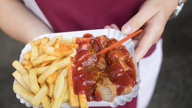 Kommt zwar aus der Hauptstadt, ist aber auch in Franken beliebt - die Currywurst mit Pommes. Symbolfoto: Jörg Carstensen/dpa