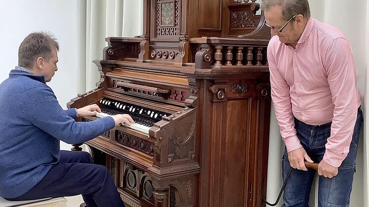 Kuno Holzheimer, (Künstlerischer Leiter der Bayerischen Musikakademie ) spielt das Harmonium während Willy Volkert das Instrument als Kalkant mit Luft versorgt. Derzeit verweilt das wunderschöne Harmonium im Refektorium (Speisesaal des Klosters).  Foto: Bianca Volkert