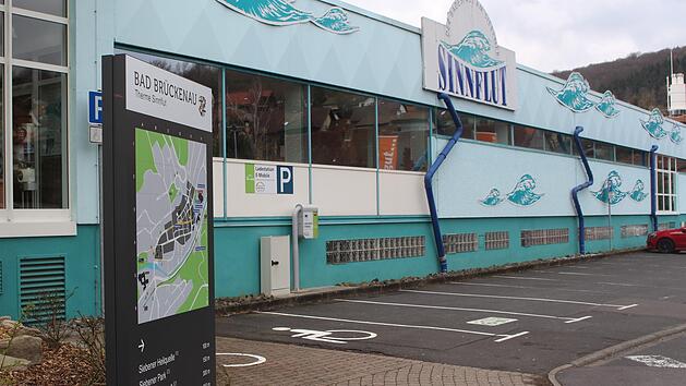 Stillstand in der Therme Sinnflut. Die Parkpl&auml;tze sind leer. Die Stadtwerke beantragen Corona-Hilfen bei der Stadt. Foto: Julia Raab