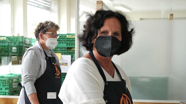 Iris (rechts) und Annerose in der Backabteilung.