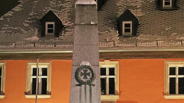 Nach der Restaurierung von Bildst&ouml;cken und der Nepomuk-Statue sollte man sich auch um die anderen Bildst&ouml;cke im Gemeindegebiet k&uuml;mmern, regte Hans Pezold im Gemeinderat an. Auch der Sockel des Kriegerdenkmals (Bild) sei schadhaft.