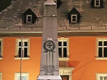 Nach der Restaurierung von Bildstöcken und der Nepomuk-Statue sollte man sich auch um die anderen Bildstöcke im Gemeindegebiet kümmern, regte Hans Pezold im Gemeinderat an. Auch der Sockel des Kriegerdenkmals (Bild) sei schadhaft.
