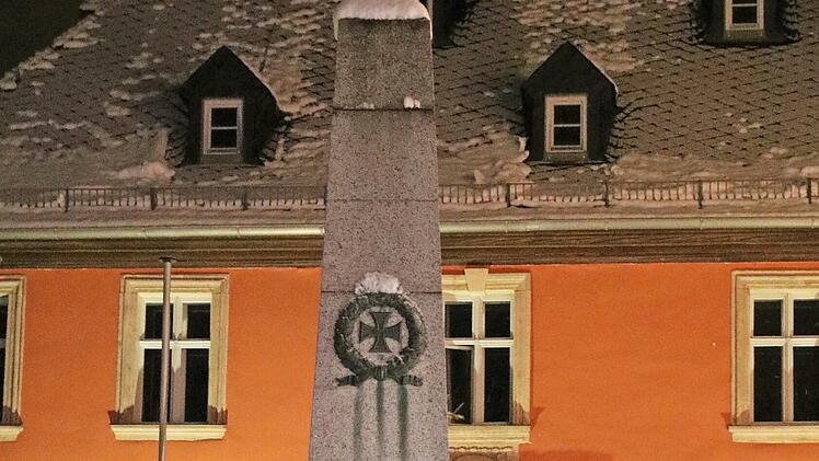 Nach der Restaurierung von Bildstöcken und der Nepomuk-Statue sollte man sich auch um die anderen Bildstöcke im Gemeindegebiet kümmern, regte Hans Pezold im Gemeinderat an. Auch der Sockel des Kriegerdenkmals (Bild) sei schadhaft.